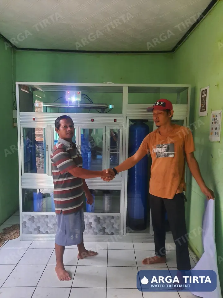 Arga Tirta berjabat tangan dengan pelanggan saat serah terima depot